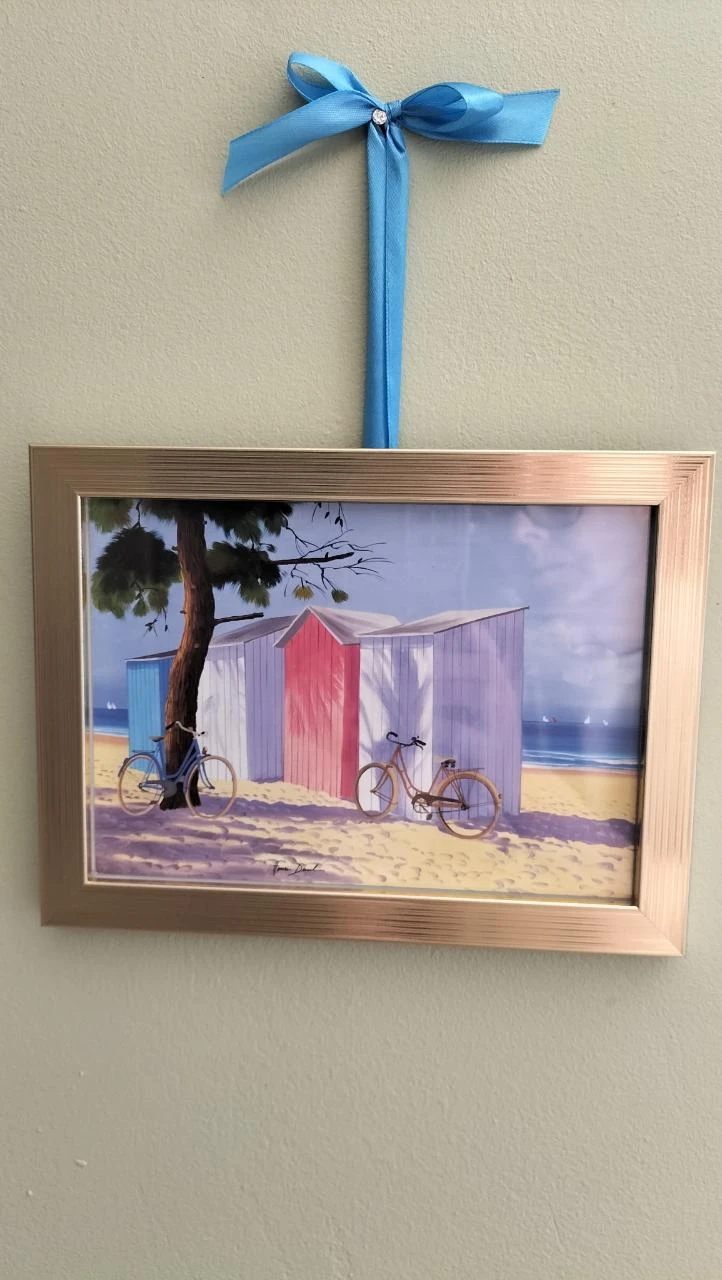 Moldura dourada decorativa para pendurar desenho: cabanas de praia na Bretanha – photo 2